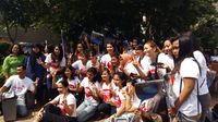 Aksi 'Gadis Ahok' Bagi-bagi Sapu dan Tempat Sampah di Gandaria