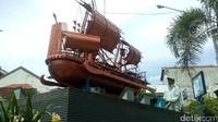 Usulan monumen kapal awalnya tidak disetujui dan baru disetujui Walikota Masud Yunus. Monumen ini mulai dirakit tahun 2015 berdasarkan riset yang serius sebelumnya sampai ke Belanda (Enggran/detikTravel)