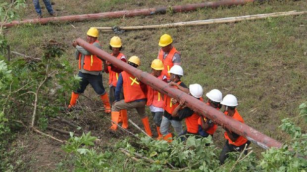 Seberangi Sungai, PLN Perbaiki Tiang Listrik Roboh di Bima