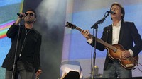 Penyanyi George Michael dan Sir Paul McCartney tampil di atas panggung di Live 8 di London. Dok. Gettyimages.