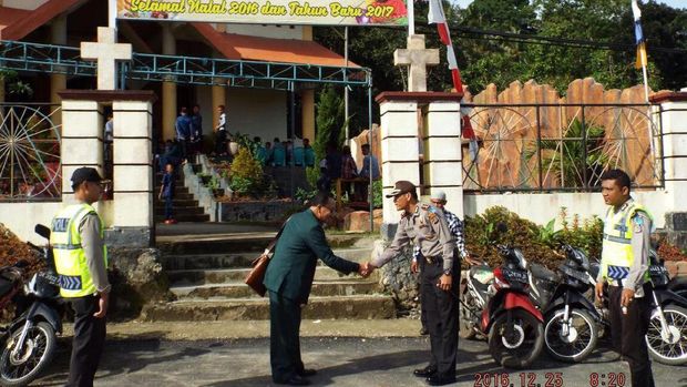 Damainya Natal di Sumba Barat, Umat Beragama Lain Ikut Jaga Gereja