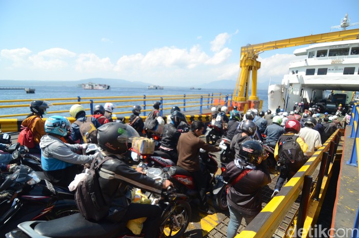 Libur Akhir Tahun, Penyeberangan Selat Bali Ramai Dipadati Penumpang