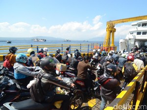 Libur Akhir Tahun, Penyeberangan Selat Bali Ramai Dipadati Penumpang