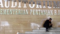 Pantauan detikcom, Senin (26/12/2016), tidak ada kegiatan berarti di sekitar lokasi itu. Letak auditorium berada di bagian depan halaman kompleks perkantoran Kementan.