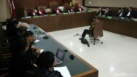 La Nyalla saat mendengarkan putusan yang dibacakan oleh hakim.