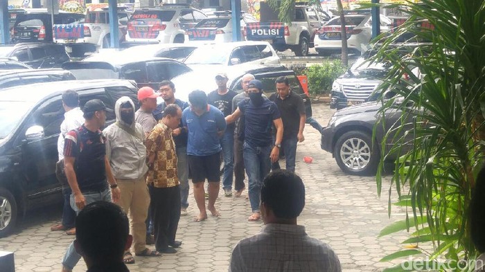 Barang Bukti Perusakan Social Kitchen: TV Pecah, Sofa Robek Hingga Mobil