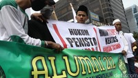 Massa membentangkan spanduk di depan eks gedung Pengadilan Negeri (PN) Jakarta Pusat.