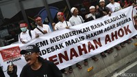 Massa dari Aliansi Pergerakan Islam (API) Jabar berorasi di depan pengadilan, Selasa (27/12/2016).