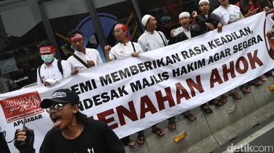 Penampakan Massa Anti Ahok di Jalan Gajah Mada