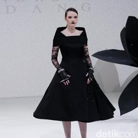 Koleksi Andreas Odang yang mengangkat tema Black Magnolia di IPMI Trend Show 2017. The Hall Lt.8, Senayan City. Jakarta. [Foto: Mohammad Abduh]