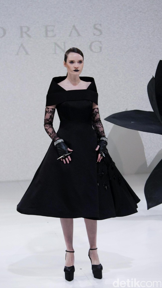 Koleksi Andreas Odang yang mengangkat tema Black Magnolia di IPMI Trend Show 2017. The Hall Lt.8, Senayan City. Jakarta. [Foto: Mohammad Abduh]