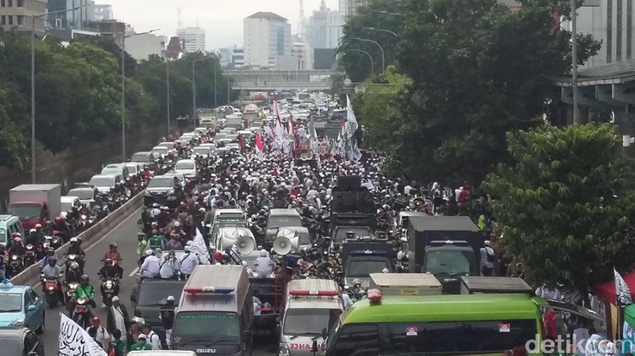 Imbas Sidang Ahok, Lalin Jl Gajah Mada Macet Parah karena Massa Membeludak