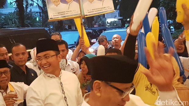 Jelang Debat Cagub -Cawagub Banten, Pendukung Mulai Berdatangan ke Lokasi