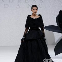 Koleksi Andreas Odang yang mengangkat tema Black Magnolia di IPMI Trend Show 2017. The Hall Lt.8, Senayan City. Jakarta. [Foto: Mohammad Abduh]