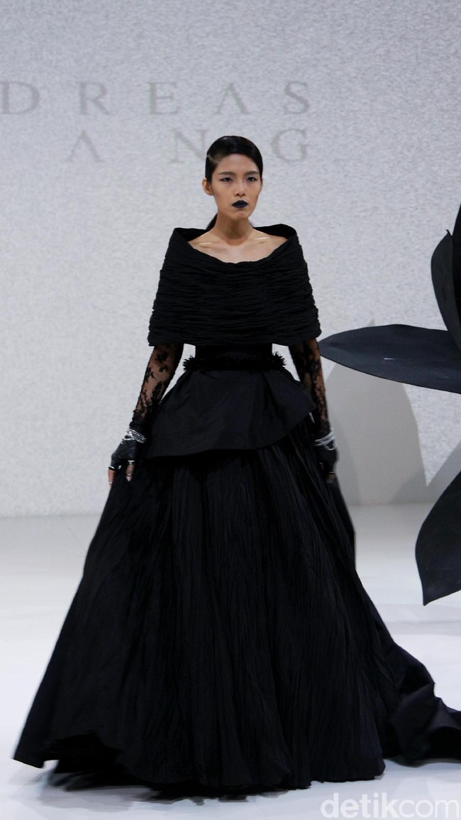 Koleksi Andreas Odang yang mengangkat tema Black Magnolia di IPMI Trend Show 2017. The Hall Lt.8, Senayan City. Jakarta. [Foto: Mohammad Abduh]