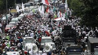Massa yang berkumpul memenuhi Jalan Gajah Mada arah Kota.