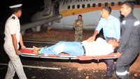 Tim penyelamat menandu korban luka. Indian Navy/Indian Ministry of Defence/Reuters.
