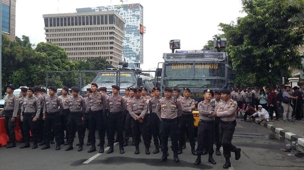 Massa Berdemo di Depan Gedung Sidang Ahok, Mobil Barracuda Polisi Disiagakan