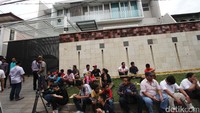 Warga yang datang sekedar ingin mengetahui informasi mengenai pembunuhan sadis tersebut.