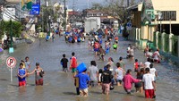 Hingga Selasa (27/12), banjir belum juga surut di wilayah Camarines sur. Topan Nock-Ten pertama kali menerjang wilayah Filipina bagian timur tepat pada hari Natal. REUTERS/Romeo Ranoco.