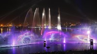Acara tersebut disebut-sebut sebagai saingan dari pertunjukan air mancur di Vegas dan Singapura. Chris Whiteoak/Getty Images for Dubai Festival City/detikFoto.