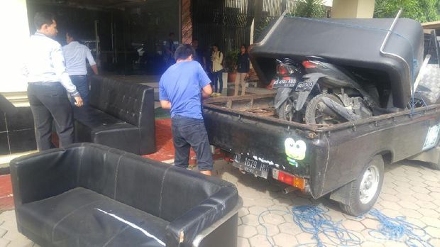 Barang Bukti Perusakan Social Kitchen: TV Pecah, Kursi Robek Hingga Mobil