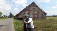 Bangunannya tinggi dengan ukuran besar, memanjang dan lantai dasarnya model panggung. Hampir seluruh bangunan terbuat dari bambu, kecuali atap yang biasanya berupa daun alang-alang atau daun tebu kering. (Muchus/detikTravel)