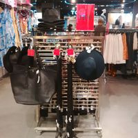 Topshop Diskon Hingga 70%, Atasan Mulai dari Rp 100 Ribu