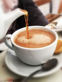 Minum Teh atau Kopi di Acara Pernikahan Pasangan Ini Harus Bayar!