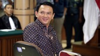 Ahok melempar senyuman ke arah pengunjung sidang. Bagus Indahono/Pool/detikFoto.