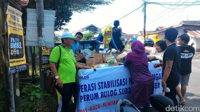 Stabilkan Harga, Bulog Jember Operasi Sembako Keliling Perumahan