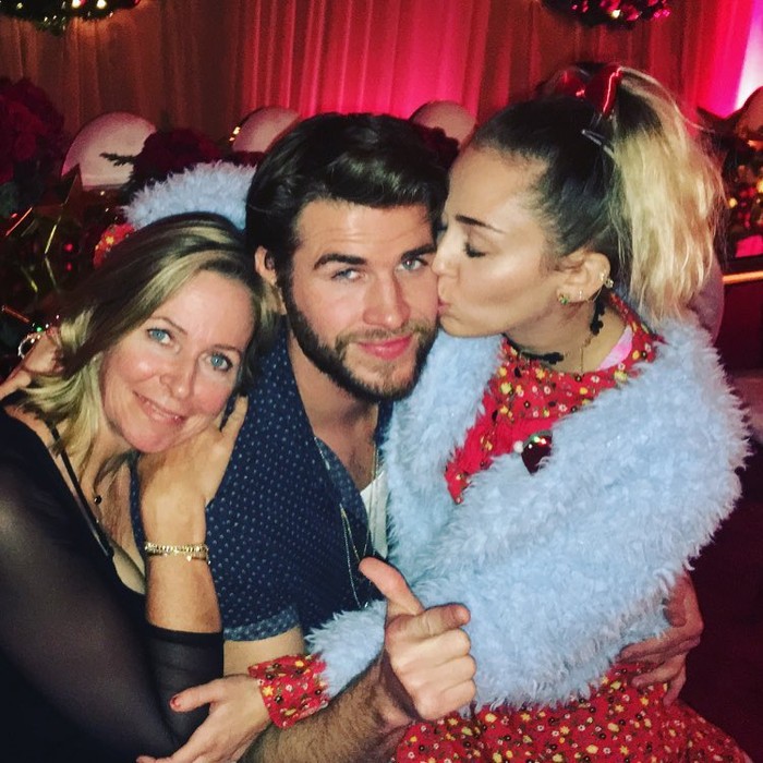 Jangan Iri! Ciuman Mesra Miley Cyrus untuk Liam Hemsworth di Hari Natal