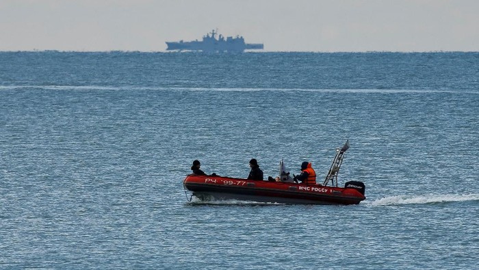A boat of Russian Emergencies Ministry sails near the crash site of a Russian military Tu-154 plane, which crashed into the Black Sea on its way to Syria on Sunday, in the Black Sea resort city of Sochi, Russia, December 26, 2016.  REUTERS/Maxim Shemetov