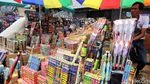 Pedagang Kembang Api Mulai Menjamur