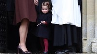 Putri Charlotte tampak menggemaskan dengan coat biru dan legging merah. Andrew Matthews - WPA Pool/Getty Images.
