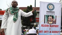Massa dari Persaudaraan Muslimin Indonesia (Parmusi) datang dengan membawa poster.