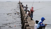 Memancing menjadi sekedar aktivitas sore hari bagi sejumlah warga.