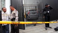 Walaupun begitu, pihak kepolisian nampak masih berjaga di sekitar rumah korban.