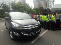 Barikade Polwan Berjilbab Ikut Amankan Suasana Luar Arena Sidang Ahok