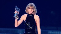 Taylor menggunakan busana tersebut saat menghadiri acara iHeartRadio Music Awards pada April lalu. Rich Polk/Getty Images for iHeartRadio / Turner/detikFoto.