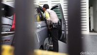 Polisi hingga kini masih melakukan olah tempat kejadian perkara (TKP) di lokasi.