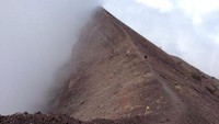 Aktivitas Gunung Agung di Pulau Bali meningkat pada September 2017 lalu. Gempa vulkanik beberapa kali terjadi sehingga area Gunung Agung ditutup. Pada 18 September 2017, status Gunung Agung naik dari waspada menjadi siaga. Masyarakat diminta menjauh dari area gunung dalam radius 6 kilometer. (Foto: Andik Setiawan/dTraveler)