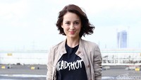 Julie tampil kasual dengan cardigan, kaus, jeans dan sepatu hitam-putih. Pool/Palevi S/detikFoto.