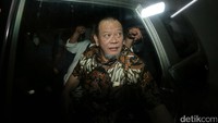 La Nyalla memasuki mobil untuk meninggalkan Pengadilan Tipikor Jakarta. Sebagaimana diketahui, jaksa mendakwa La Nyalla terbukti melakukan tindak pidana korupsi dengan memperkaya diri sendiri Rp 1.105.577.500 terkait APBD Jawa Timur yang disalurkan ke Kadin Jatim. Tapi hal itu ditolak hakim Sumpeno dkk.