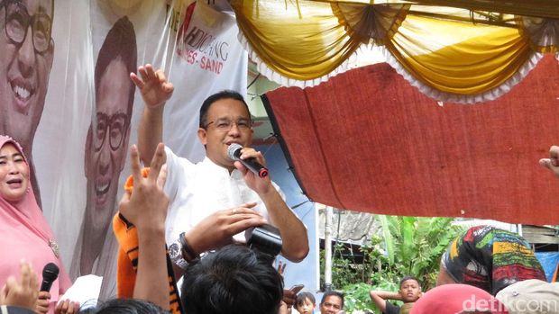 Aksi Anies Rekam Warga Kalibaru yang Berpantun