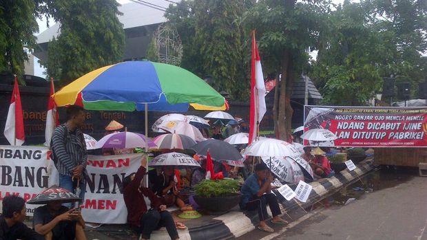 Pendukung dan Penolak Pabrik Semen Sama-sama Demo di Depan Kantor Gubernur