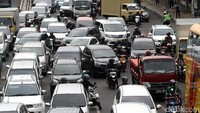 Tampak polisi dan petugas Dishub berusaha mengurai kemacetan.