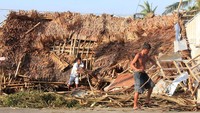 Angin kencang juga merubuhkan sejumlah rumah semi permanen. REUTERS/Romeo Ranoco.