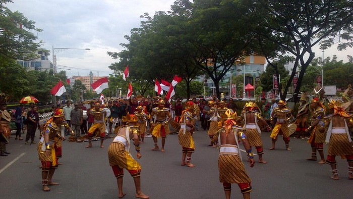 Pendukung dan Penolak Pabrik Semen Sama-sama Demo di Depan Kantor Gubernur