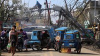 Sejumlah pengendara terlihat mencoba memutar arah akibat robohnya sejumlah tiang listrik.